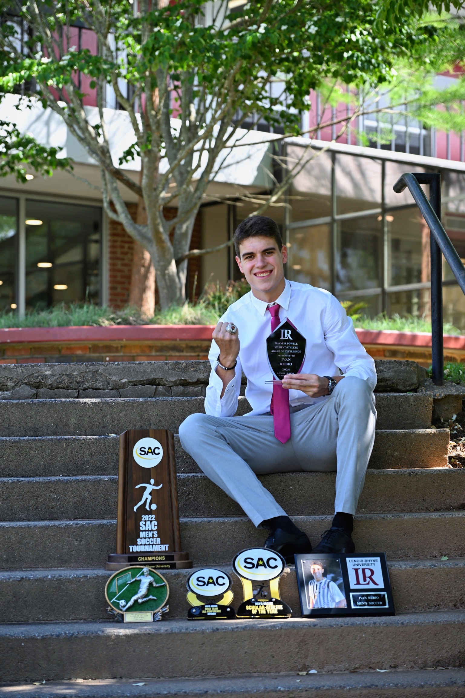 Iván Rubio con los reconocimientos académicos y deportivos de Lenoir-Rhyne University